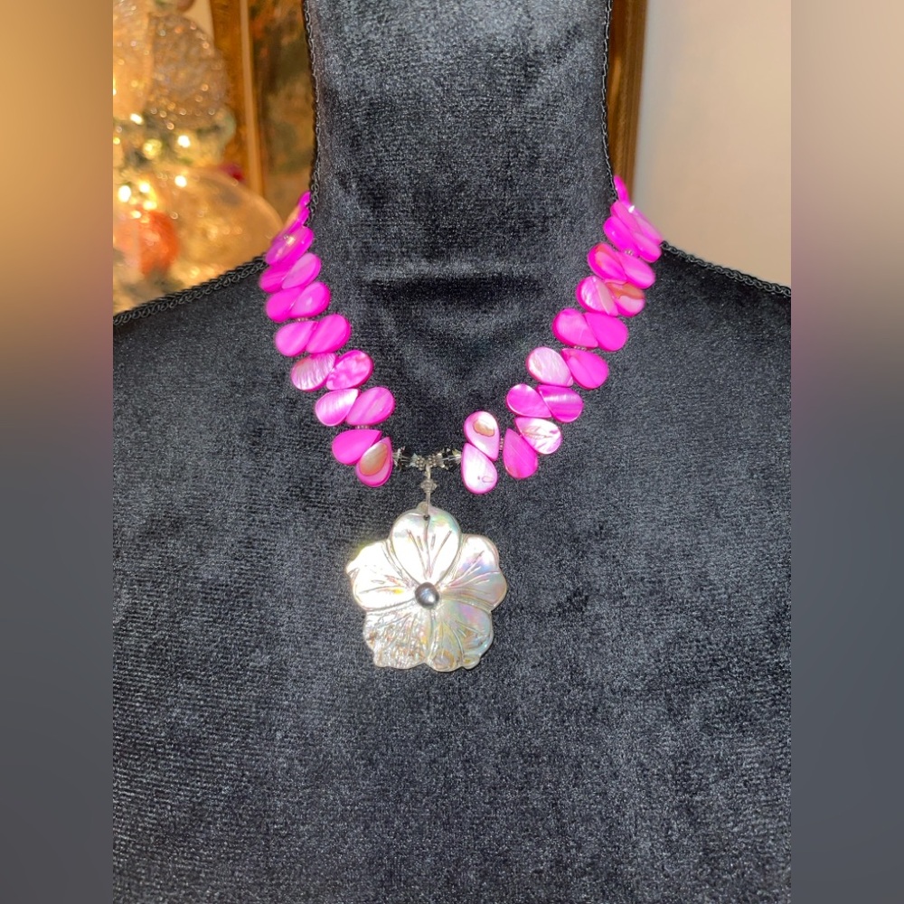 Pink Mother of Pearl Flower Statement Necklace – 16”